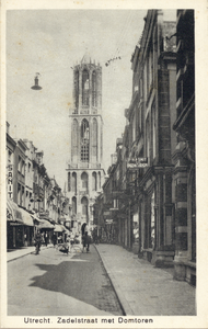 2827 Gezicht in de Zadelstraat te Utrecht met op de achtergrond de Domtoren.
